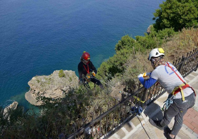 40 metreyi bulan falezlerde halatla aşağı sarkıp kilolarca çöp topladılar