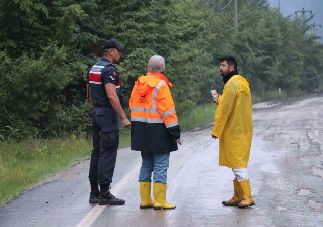 Abant yolunda taşan dereler ulaşıma engel oldu