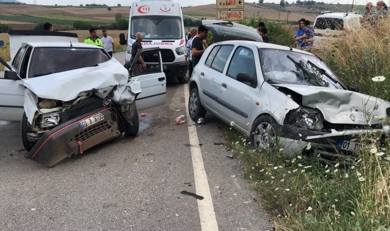 Adanada iki araç kafa kafaya çarpıştı: 4 yaralı