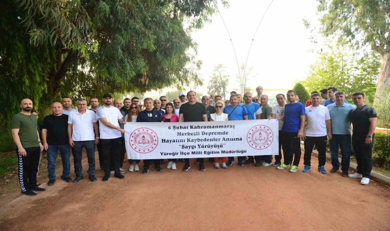 Adanada öğretmenler depremde hayatını kaybeden vatandaşlar anısına yürüdü