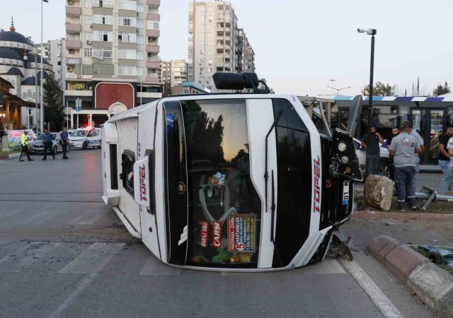 Adanada sinyalizasyon direğine çarpan yolcu minibüsü devrildi: 3 yaralı