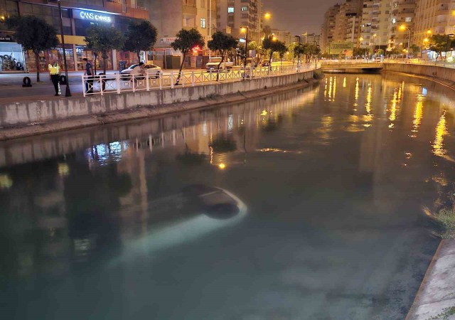 Adanada virajı alamayan otomobil sulama kanalı düştü: 3 yaralı