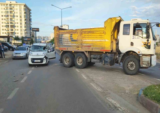 Adıyamanda kamyon ile hafif ticari araç çarpıştı: 2 yaralı