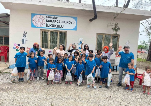 Afetten etkilenen Sakarcalıkta öğrenciler, oyun otobüsüyle doyasıya eğlendi