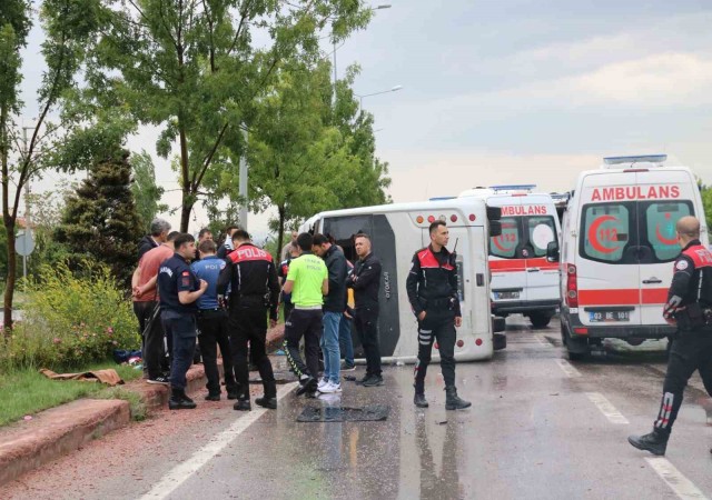 Afyonkarahisarda jandarma personelini taşıyan araç devrildi: 5 yaralı