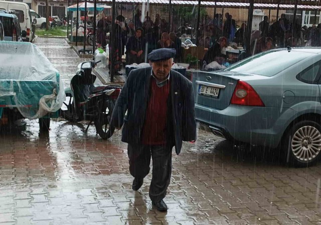 Afyonkarahisarda sağanak yağış etkili oldu