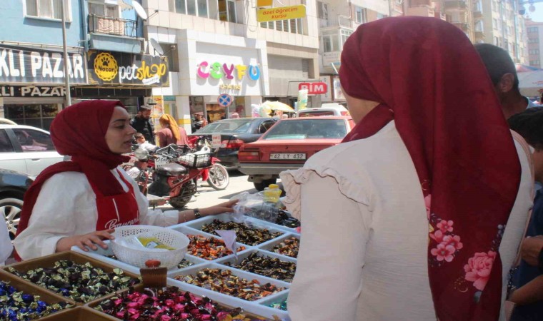 Afyonkarahisarda semt pazarlarında Arife günü yoğunluğu