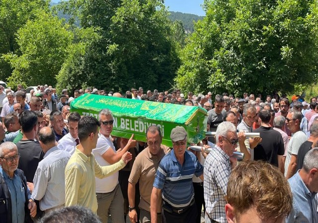 Ağaç altında kalarak hayatını kaybeden köy muhtarı toprağa verildi