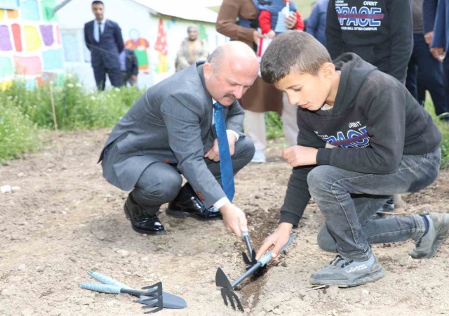 Ağrı Valisi Varol, öğrencilerle birlikte tohum ekimi gerçekleştirdi