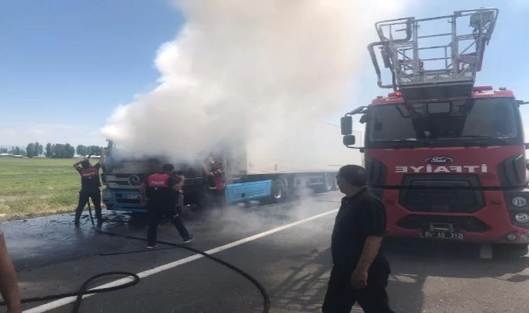 Ağrı’da seyir halindeki TIR yandı