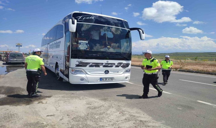 Ağrıda trafik polisleri bayram öncesi emniyet kemeri denetimi yaptı