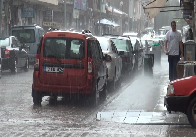 Ahlatta şiddetli yağış etkili oldu