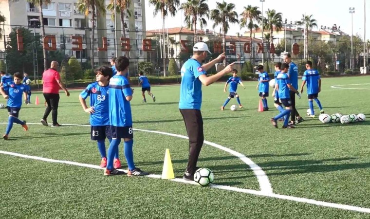 Akdeniz Belediyesi yaz spor okullarında geleceğin sporcularını yetiştiriyor