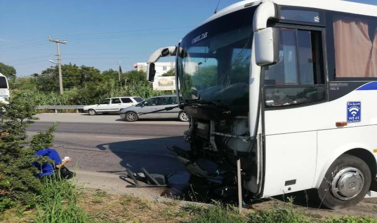 Akhisar’da fabrika işçilerinin taşındığı servis midibüsü ile traktör çarpıştı: 1 ölü, 10 yaralı