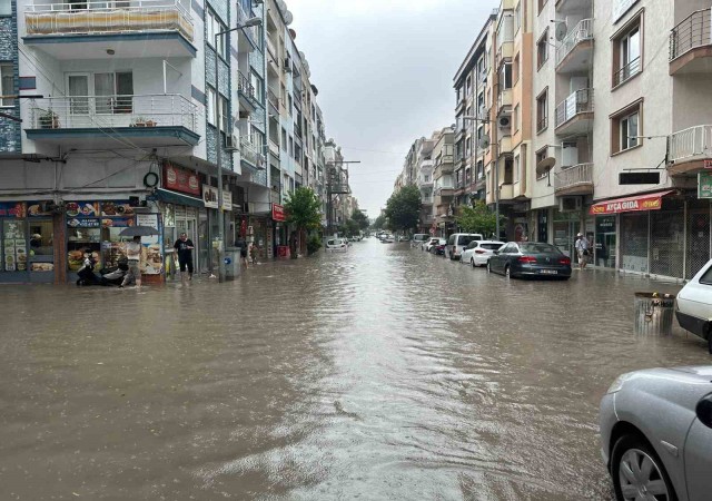 Akhisarda hastaneyi sel suları bastı, hastalar tahliye edildi