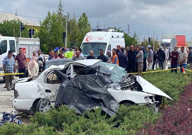 Aksarayda 2 otomobil çarpıştı: 3 ölü, 2 ağır yaralı