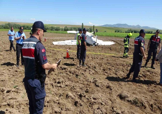 Aksarayda eğitim uçağı düştü, pilotlar sağ kurtuldu