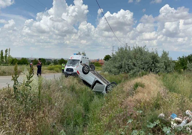 Aksarayda otomobil takla attı: 2 yaralı