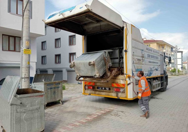 Akşehirde çöp konteynerleri yerinde yıkanarak dezenfekte ediliyor