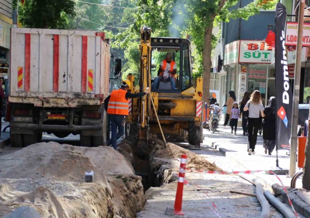 Akşehirde içme suyu şebekesi yenileme çalışmaları sürüyor