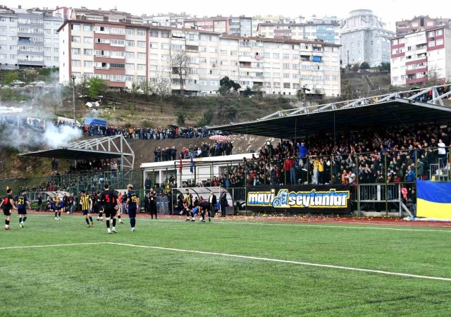 Alaplılı taraftarlar yeni tribün istiyor