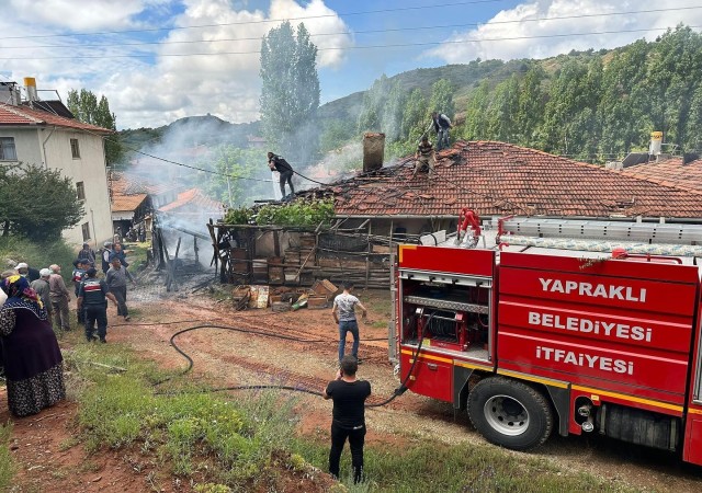 Alevlere teslim olan tek katlı ev kullanılmaz hale geldi