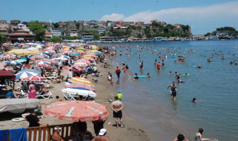 Amasra’da bayram yoğunluğu; ilçeye bir günde 10 bin araç girdi