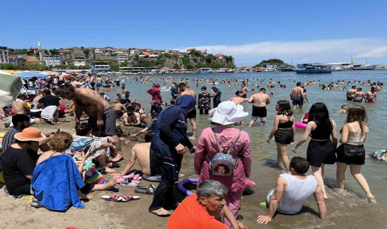 Amasrada plajlar dolu, tarihi mekanlarda da insan seli yaşandı