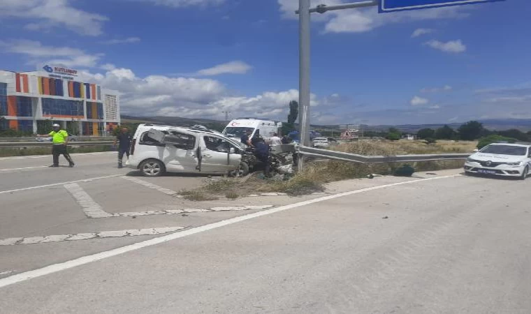 Amasya’da hafif ticari aracın bariyere saplandığı kazada karı- koca ile 3 çocuğu yaralandı