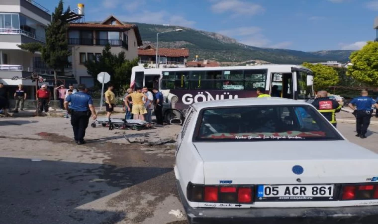 Amasya’da özel halk otobüsü ile otomobil çarpıştı: 5 yaralı