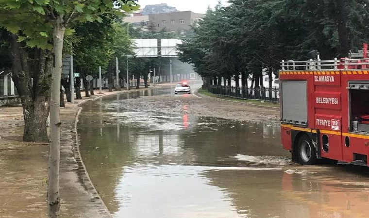 Amasya’da sel sularının ortasında mahsur kalan aileyi itfaiye ekipleri kurtardı