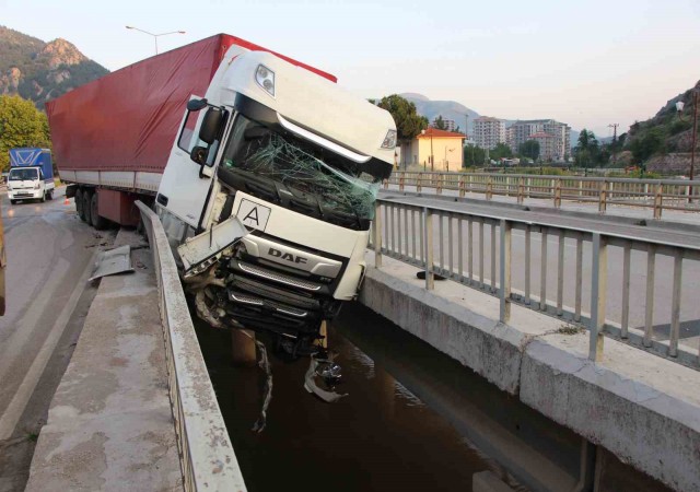 Amasyada tırı Yeşilırmaka uçmaktan köprü korkulukları kurtardı