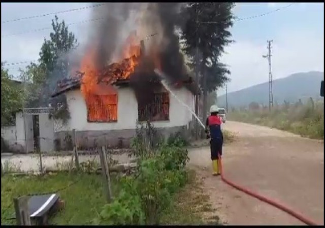 Amasyada yalnız yaşayan kadının evi alev alev yandı