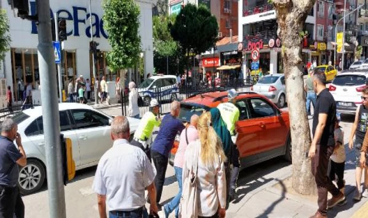 Amasya’da yol ortasında bozulan aracı trafik polisleri itti