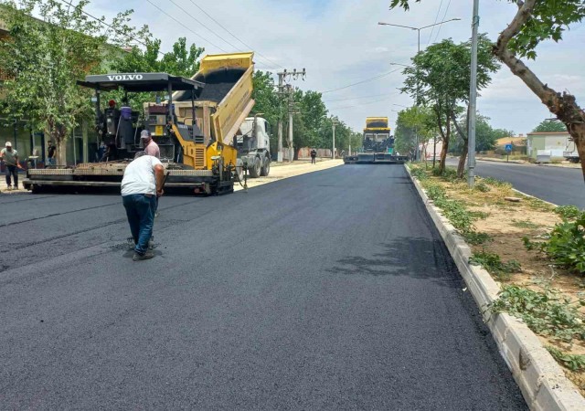 Ambar Mahalle yoluna sıcak asfalt serimi gerçekleştirildi