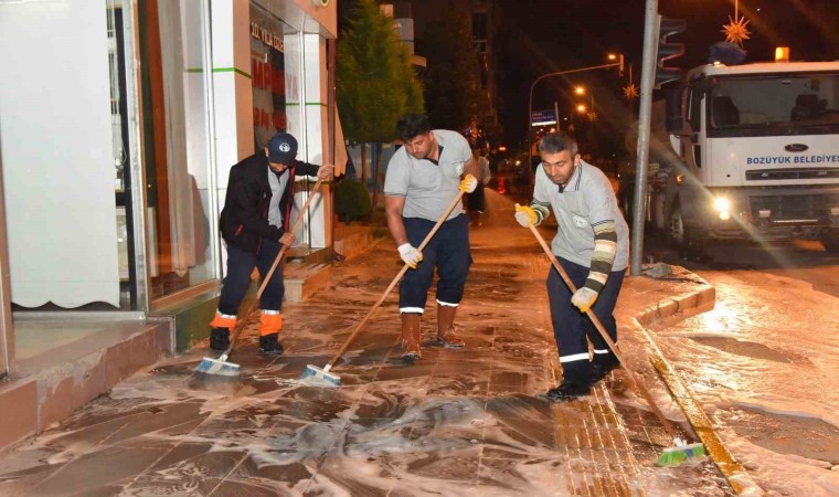 Ana cadde kaldırımları köpüklü yıkama ile bayrama hazırlanıyor