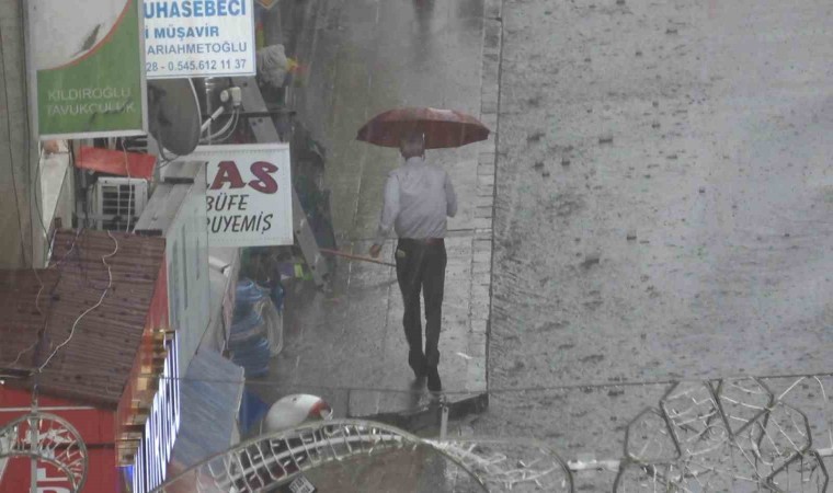 Aniden bastıran sağanak ve dolu yağışı vatandaşlara zor anlar yaşattı