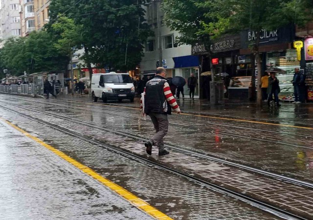 Aniden bastıran yağmurdan nasıl kaçacaklarını bilemediler