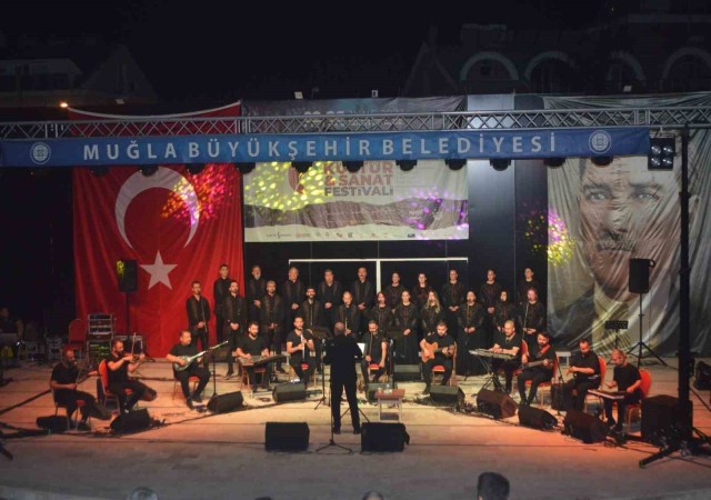 Antakya Medeniyetler Korosu onur konuğu olarak Marmariste konser verdi