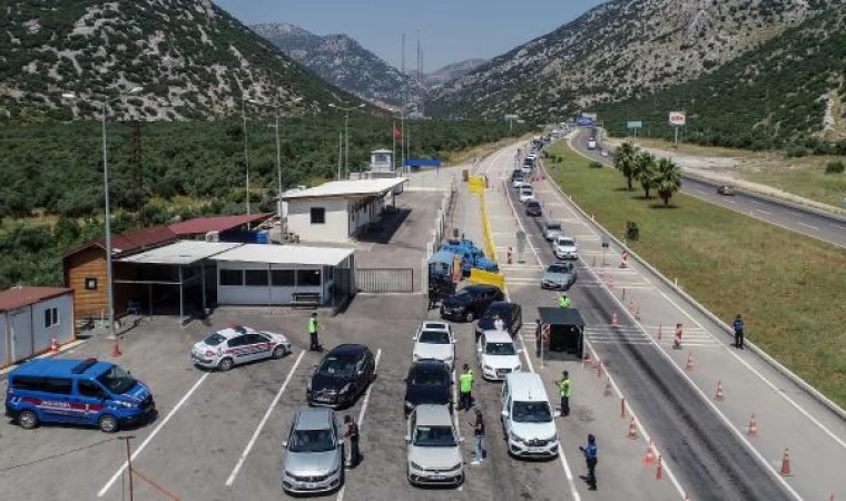 Antalya girişinde 2 kilometrelik araç kuyruğu; denetim yapan jandarmadan tatilcilere çikolata ikramı (2)- Yeniden