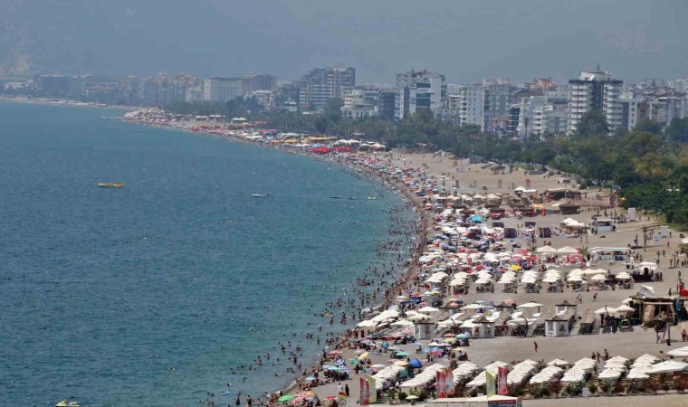 Antalyada 300 bin kişilik bayram hareketi sahillere yansıdı, yoğunluk ikiye katlandı