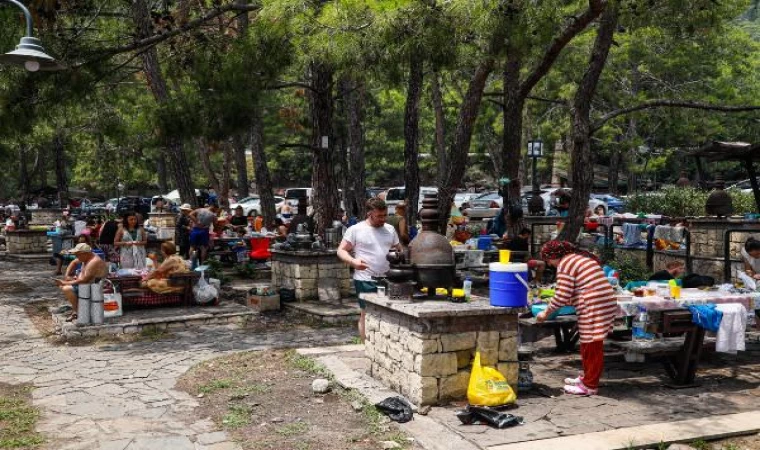 Antalya’da bayramda mesire alanlarına yoğun ilgi