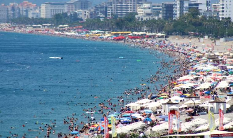 Antalya’da bayramın üçüncü günü de sahiller tıklım tıklım