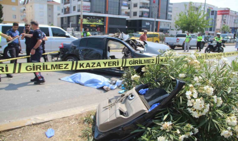 Antalyada kontrolden çıkan otomobil karşı şeritteki otomobille çarpıştı: 2 ölü, 3 yaralı