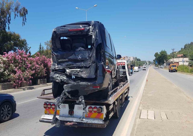 Antalyada midibüs ile VİP minibüs çarpıştı: 1i ağır 11 yaralı