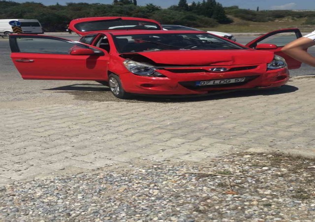 Antalyada otomobiller çarpıştı: 2 yaralı