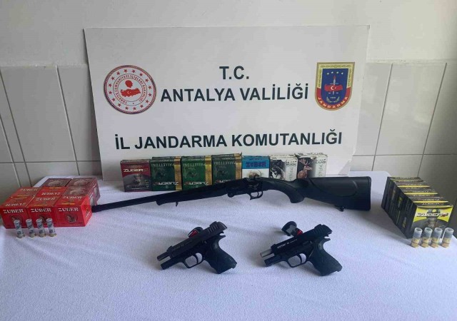 Antalyada ruhsatsız tüfek ve tabanca ele geçirildi