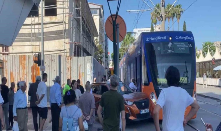 Antalyada tramvay ile cip çarpıştı, seferler aksadı