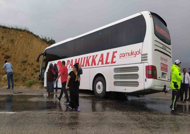 Antalyada yoldan çıkan otobüs toprak yığınına çarptı: 10 yaralı