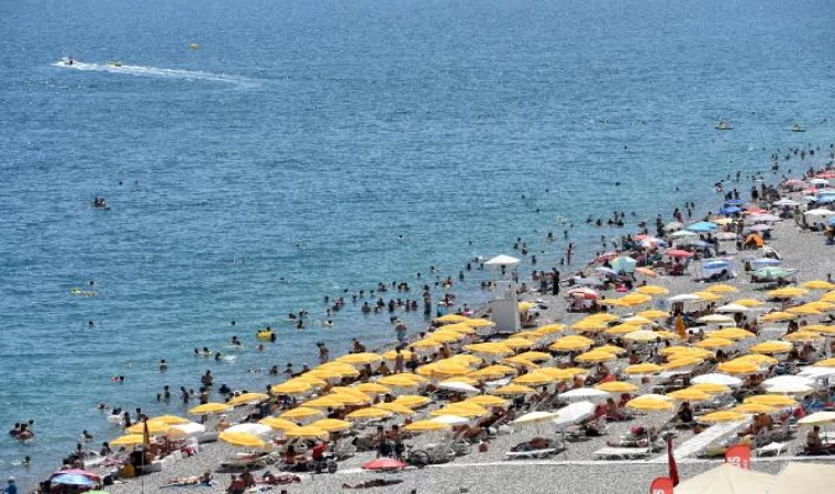 Antalya’nın sahillerinde yoğunluk yaşanıyor